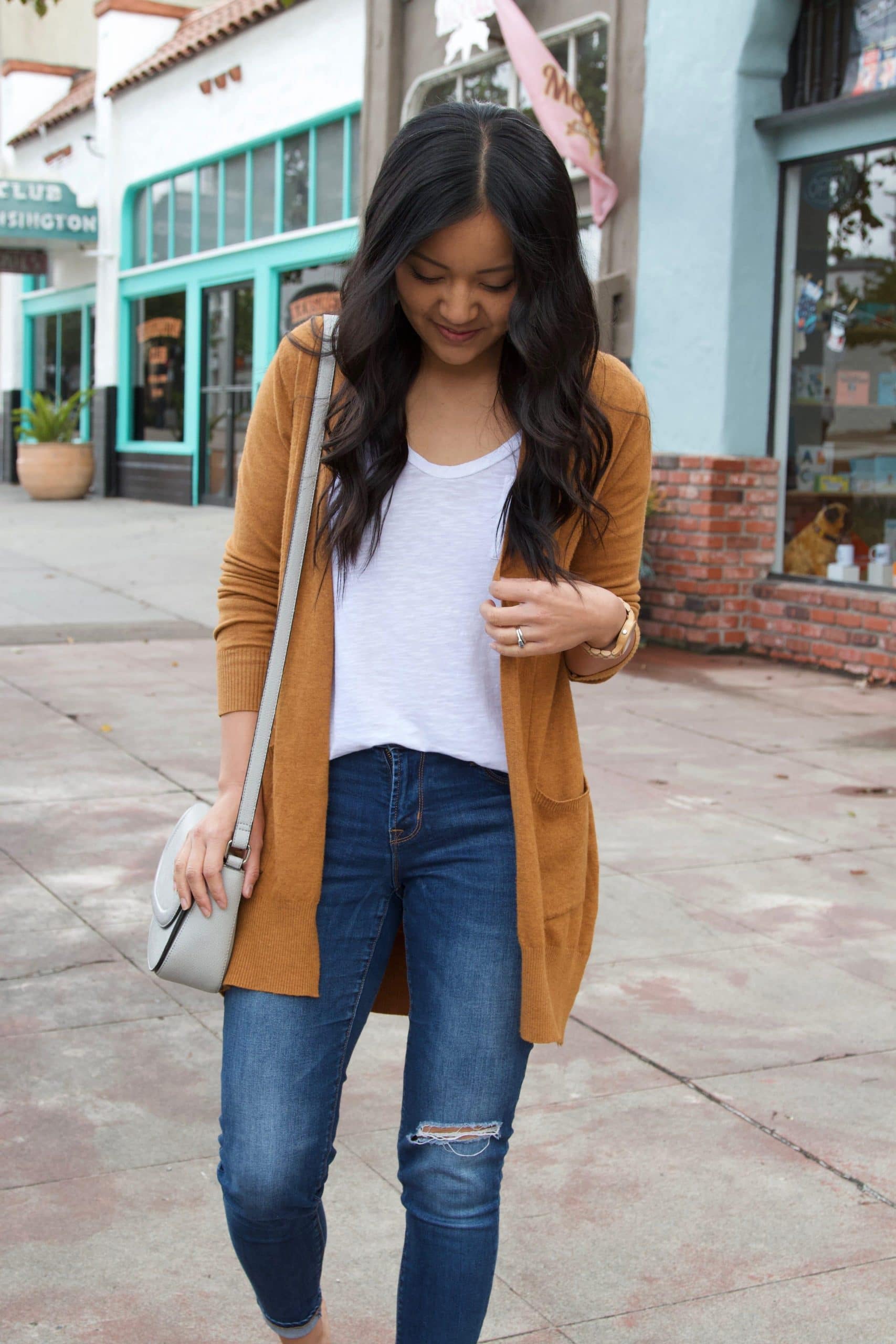 White tee, brown cardigan, skinny jeans 